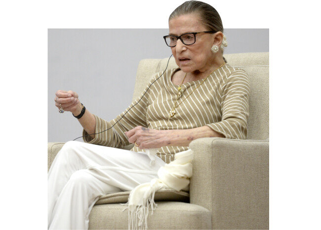 2015년 8월 5일 한국 대법원을 찾은 루스 베이더 긴즈버그 전 미국 연방대법관. 2020년 9월 진보 성향인 긴즈버그 전 대법관이 사망해 대법관 자리에 공석이 생기자 트럼프 전 대통령은 보수 성향의 에이미 배럿 연방법원 판사를 대법관 후보로 지명했다. [뉴스1]