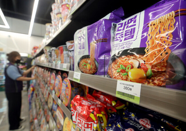편의점에서 봉지라면이 인기를 끌고 있다. [뉴시스]