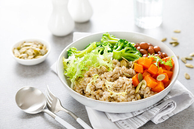 익힌 보리에 각종 채소를 곁들이면 맛있고 든든한 한끼 식사가 된다. [GettyImage]