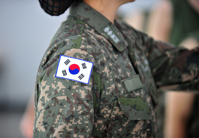 20대 대선을 앞두고 정치권에서는 여성징병제·모병제 등 병역 제도 개편에 대한 논의가 나오고 있다. [GettyImage]