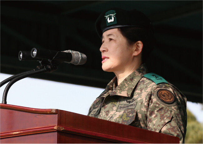  2019년 11월 21일 경기 이천시 육군항공작전사령부에서 열린 22·23대 항공작전사령관 이취임식에서 강선영 신임 항공작전사령관이 취임사를 하고 있다. 강 사령관은 창군 이래 첫 여성 소장이 됐다. [뉴스1]