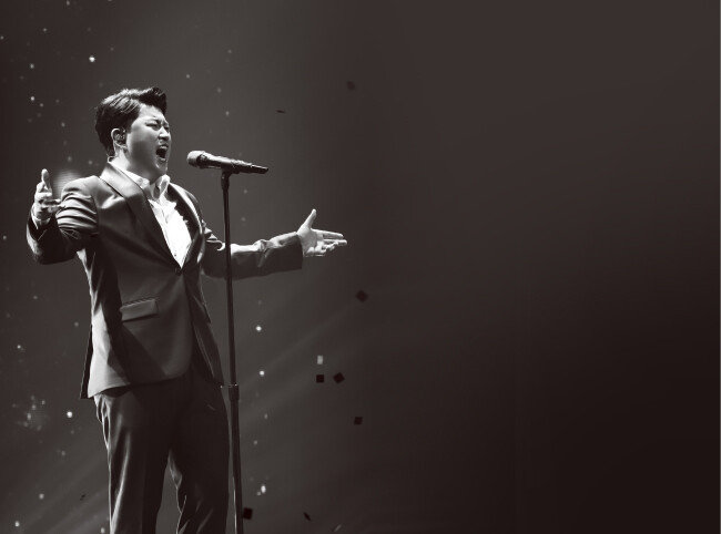 지난해 8월 열린 팬미팅 ‘우리 家 처음으로’에서 김호중이 열창하고 있다. [생각을보여주는엔터테인먼트 제공]