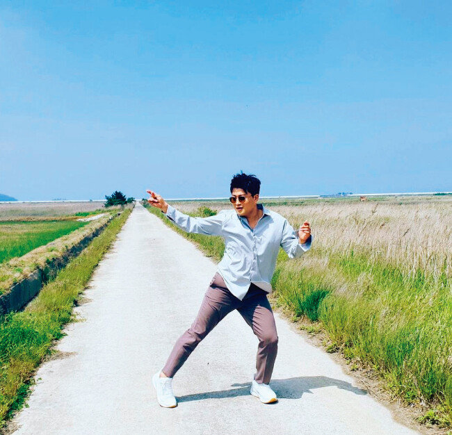 지난해 5월 23일 논길에서 춤솜씨를 발휘한 김호중. “행복하게 살아요. 나의 식구님들”이라는 메시지를 남겼다.  [김호중 인스타그램]