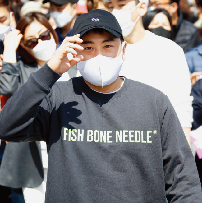 4월 1일 육군훈련소에 들어가기 전 팬들에게 인사하는 김호중. 4월 22일 훈련소에서 퇴소한 후 사회복무요원으로 복무 중이며 내년 6월 9일 전역 예정. [뉴스1]