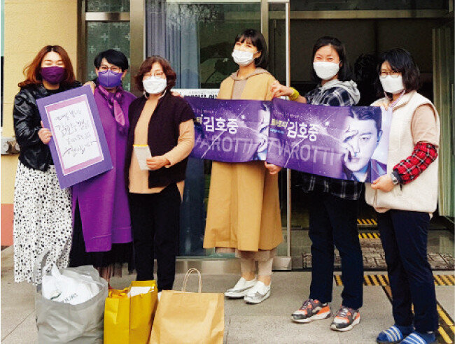 지난 3월 한울타리에 현금과 생활용품을 기부한 경남 진주아리스. [경남 진주아리스 제공]