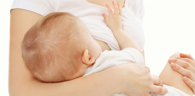 모성은 아이에게 젖을 물리면서 꿈틀대기 시작한다. [GettyImage]