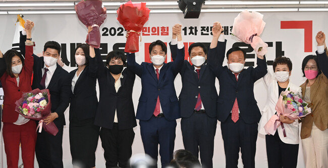 이준석 국민의힘 신임 대표가 11일 오전 서울 영등포구 국민의힘 당사에서 열린 전당대회에서 최고위원 당선자들과 함께 꽃다발을 들고 인사하고 있다. 이 대표는 헌정 사상 최초로 30대 원내 교섭단체 정당 대표가 됐다. [뉴스1]