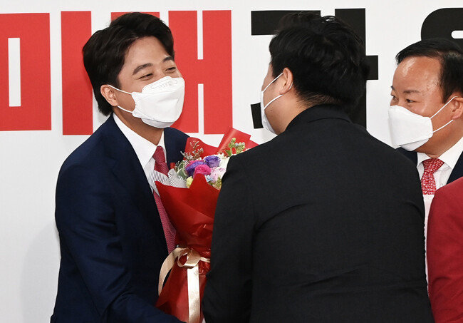 6월 11일 서울 영등포구 국민의힘 당사에서 열린 전당대회에서 새 당대표가 된 이준석 후보가 축하인사를 받고 있다. [뉴스1]