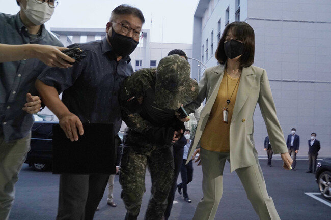 극단적 선택을 한 공군 A 중사를 성추행한 혐의를 받고 있는 장모 중사가 6월 2일 영장실질심사를 받기 위해 서울 용산구 국방부 보통군사법원으로 압송되고 있다. 장 중사는 이날 구속영장이 발부돼 미결수용실에 구속 수감됐다. [국방부 제공]