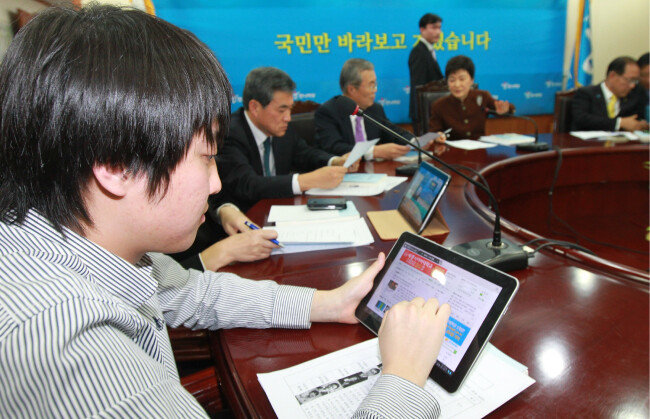 2011년 12월 27일 당시 한나라당 비상대책위원회 첫 회의에서 이준석 비상대책위원이 회의가 시작되자 태블릿PC를 꺼내 검색을 하고 있다. [동아DB]