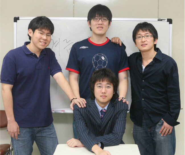 2006년 7월 26일 하버드대 학생들이 서울 신당동 유락사회종합복지관에서 자원봉사를 하고 있다. 앉아 있는 사람이 당시 21세이던 이준석 국민의힘 대표다. [동아DB]