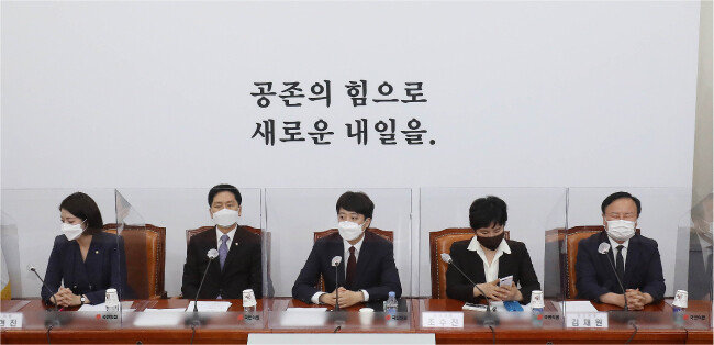 이준석 국민의힘 대표(가운데)가 6월 14일 서울 여의도 국회에서 열린 최고위원회의에서 모두발언을 하고 있다. [뉴스1]