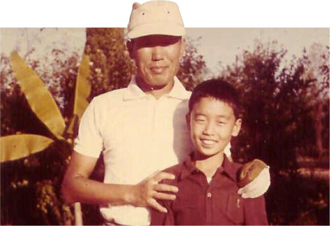 1965년 당시 초등학교 4학년이던 구자철 회장(오른쪽)이 서울대공원 인근 서울컨트리클럽에서 아버지 구태회 전 LS그룹 명예회장과 즐거운 시간을 보내고 있다. [구자철 제공]