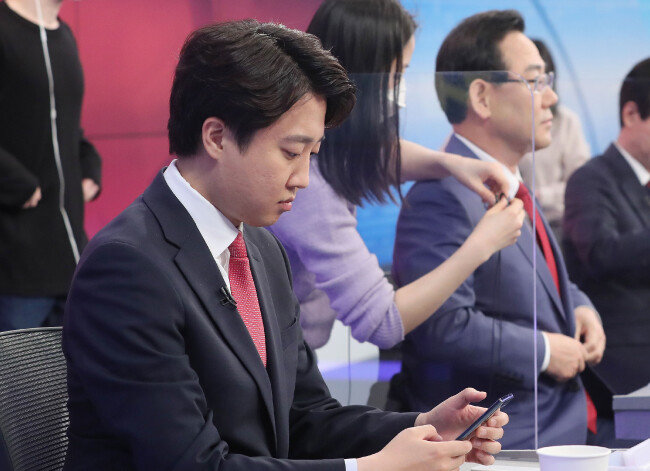 인터뷰에 응한 20대 남성 5명은 이준석 국민의힘 대표가 공개 토론에서 실력을 증명했다고 말했다. [뉴스1]