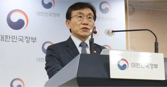 권덕철 중앙재난안전대책본부 1차장(보건복지부 장관)이 5월 26일 정부서울청사 합동브리핑실에서 코로나19 백신접종자를 대상으로 한 인센티브 방안을 발표하고 있다. [뉴시스]