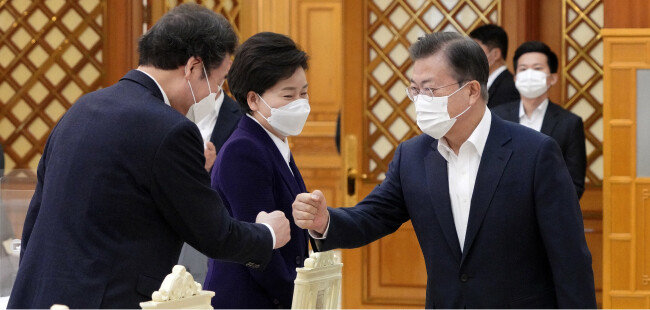 문재인 대통령이 2월 19일 청와대 본관에서 열린 더불어민주당 지도부 초청 간담회에서 이낙연 당시 민주당 대표와 인사하고 있다. [뉴스1]