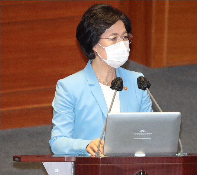 2020년 9월 17일 추미애 전 법무부 장관이 국회에서 열린 본회의에서 대정부 질문에 답하고 있다. 이날 추 전 장관은 당직사병 A씨의 주장에 대해 “카더라”라며 “A씨의 주장은 오인됐거나 과장됐으며 합리적이지 않다는 것을 알 수 있다”고 말했다. [뉴스1]