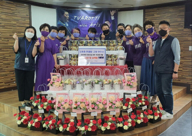 고양 아리스는 6월 15일 도움이 필요한 취약계층 재가 어르신들에게 삼계탕과 카네이션을 선물했다. [사진 제공=트바로티 고양 아리스]
