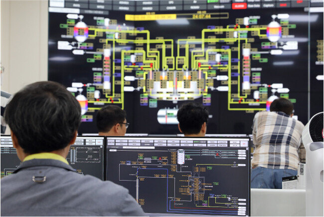 한국원자력연구원 연구원들이 고속원자로(SMR) 실험용 실증로 ‘스텔라-2’의 실험 상황을 확인하고 있다. [한국원자력연구원 제공]