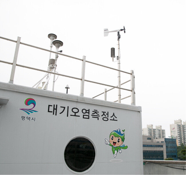 평택시 비전동 대기오염측정소. 평택시는 이곳을 포함한 시내 6곳(안중읍·포승읍·평택항·고덕면·송북동)에 대기오염 측정소를 설치해 대기오염 실태를 파악하고 있다. [지호영 기자]