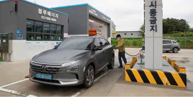 평택시 장안동의 차량용 수소연료전지 충전소에서 차량이 수소를 충전하고 있다. [지호영 기자]