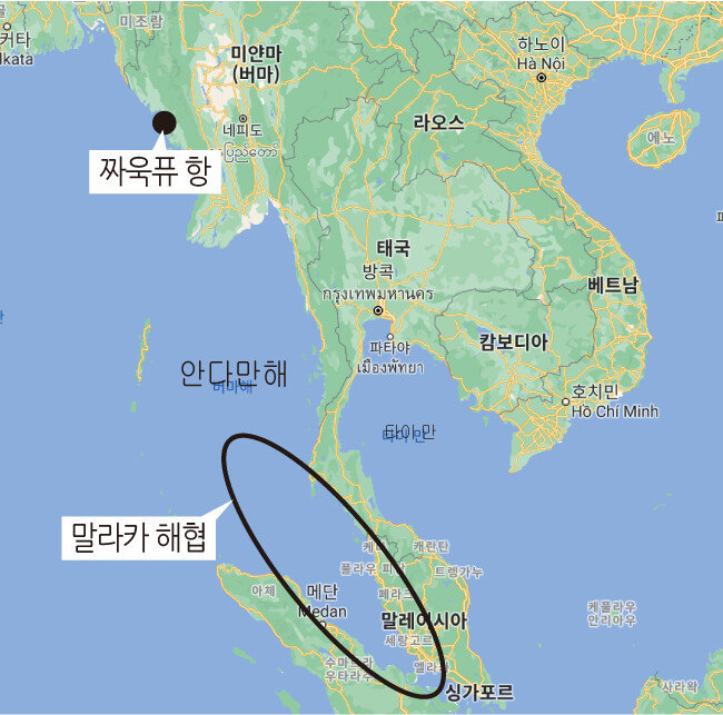 미얀마 동북부 지역은 중국과 국경을 맞대고 있다. 중국은 인도양과 남중국해를 연결하는 말라카 해협이 미군에 의해 막힐 염려를 대비해 미얀마 짜욱퓨 항을 통해 육로로 원유를 수송하고 있다. [구글 맵스 캡처]