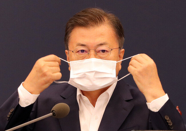 문재인 대통령이 5월 3일 청와대 여민관에서 열린 ‘2차 코로나19 대응 특별방역 점검 회의’에서 발언을 한 뒤 마스크를 쓰고 있다. [청와대 사진기자단]