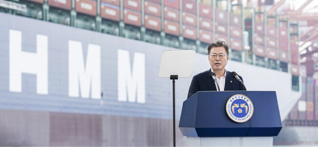 6월 29일 부산신항에서 열린 해운산업 리더국가 실현전략 선포식에서 문재인 대통령은 “해양진흥공사의 지원으로 중소·중견 선사들의 경영도 안정되고 있다”며 “해운도약의 기회로 삼기 위해 정부가 앞장서겠다”고 말했다. [뉴스1]