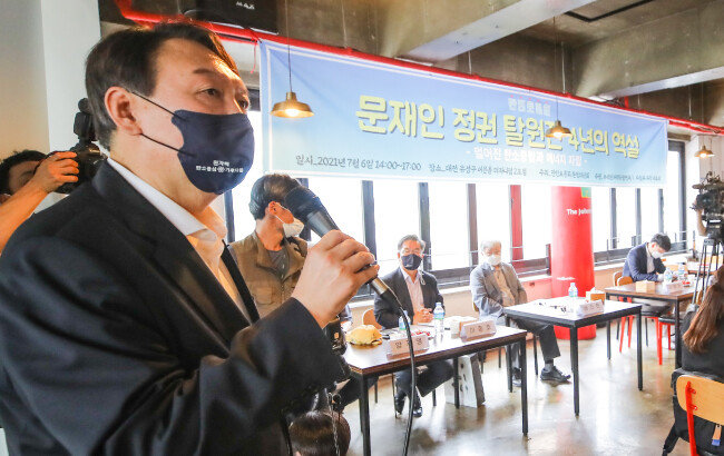 윤석열 전 검찰총장이 7월 6일 대전 유성구에서 열린 ‘만민토론회: 문재인 정권 탈원전 4년의 역설’ 행사에 참석해 인사말을 하고 있다. [원대연 동아일보 기자]