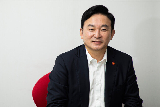 원희룡 제주지사는 7월 13일 서울 여의도 제주도 서울본부에서 ‘신동아’와 인터뷰하며 “보수의 등번호를 달고 정권교체를 한 뒤 국정을 운영하겠다”고 말했다. [조영철 기자]