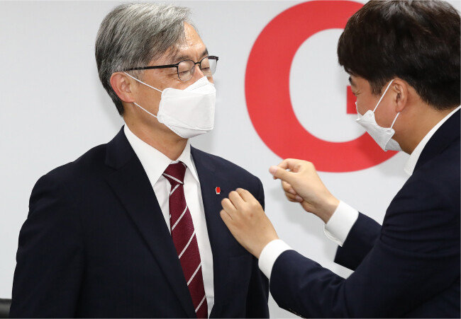 최재형 전 감사원장(왼쪽)이 7월 15일 서울 여의도 국민의힘 중앙당사를 찾아 이준석 대표와 만난 뒤 국민의힘에 전격 입당했다. 이 대표가 최 전 원장에게 당 배지를 달아주고 있다. [뉴스1]