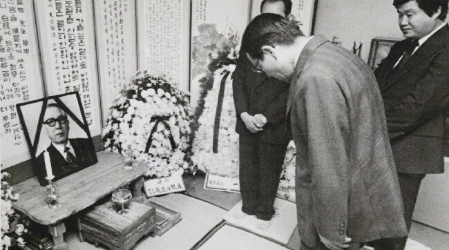 1976년 6월 22일 김종필 당시 국무총리가 고재욱 전 동아일보 회장 빈소를 찾아 조문하는 모습. [동아DB]
