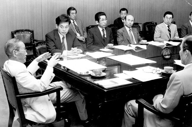1978년 해외사업추진위원회에 참석한 이건희 회장이 이병철 선대 회장의 말을 경청하고 있다. [삼성 제공]