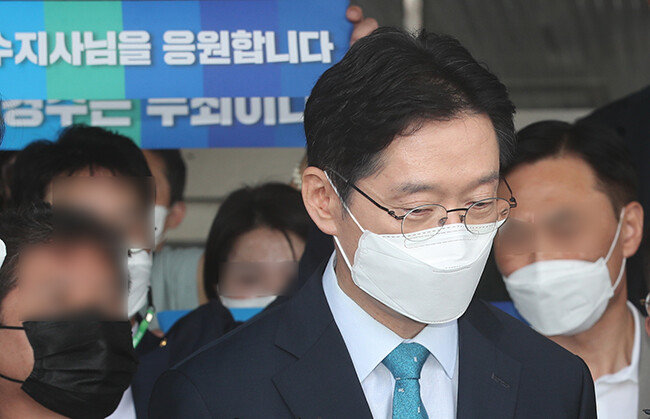 댓글 조작 등 혐의로 징역 2년의 실형이 확정된 김경수 경남지사가 7월 21일 오전 경남도청을 나서고 있다. [뉴스1]