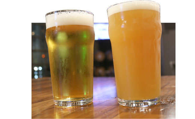 서부식 IPA(왼쪽)와 헤이지 IPA. 외관으로 보이는 둘의 가장 큰 차이는 맥주의 투명도다. [Big Ditch Brewing Co.]