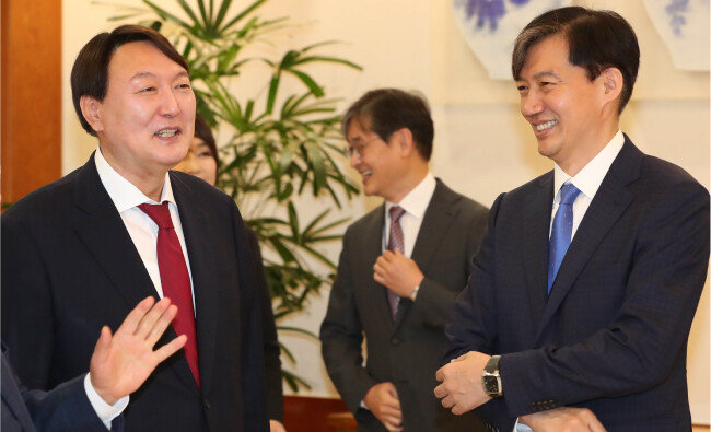 윤석열 전 검찰총장(왼쪽)이 2019년 7월 25일 청와대 본관에서 열린 임명장 수여식에 참석해 조국 대통령민정수석과 이야기를 나누고 있다. [청와대사진기자단] 