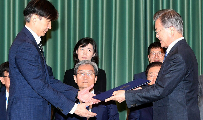 문재인 대통령이 2019년 9월 9일 오후 청와대에서 조국 신임 법무부 장관에게 임명장을 수여하고 있다. [사진공동취재단]