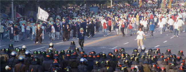 1993년 5월 29일 한국대학총학생회연합(한총련) 소속 대학생 5만여 명이 서울 안암동 고려대에서 출범식을 마친 뒤 서울 도심으로 진출해 가두시위를 벌였다. [동아DB]