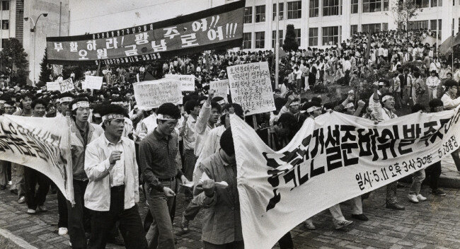 1987년 5월 11일 광주 전남대에서 ‘호남 학생연합건설준비위’ 발족식을 치른 5개대 학생대표들과 전남대생 700여 명이 교내 시위를 하고 있다. [동아DB]