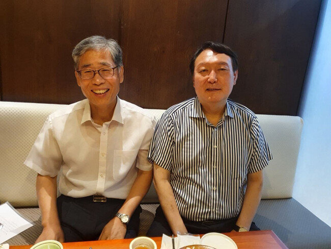 윤석열 전 검찰총장(오른쪽)과 신평 변호사가 24일 서울 서초구 윤 전 총장 자택 인근 식당에서 만났다. [신평 제공]