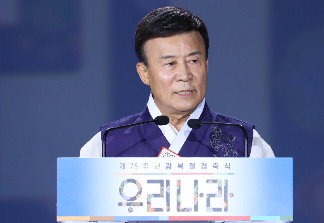 김원웅 광복회 회장이 지난해 8월 15일 서울 중구 동대문디자인플라자에서 열린 제75주년 광복절 경축식에 참석해 기념사를 하고 있다. [뉴시스]