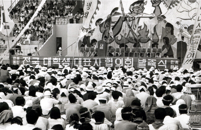 1987년 8월 19일 오후 전국대학생대표자협의회(전대협) 소속 학생 3500여 명은 충남대 운동장에서 전대협 발족식을 열었다. [동아DB]