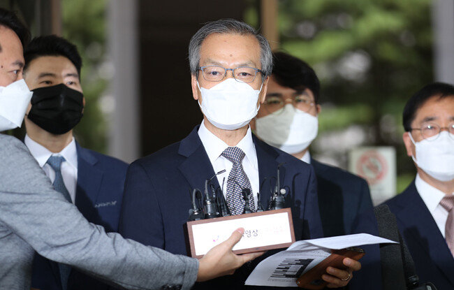 ‘드루킹 댓글조작’ 사건 수사와 공소유지를 맡아온 허익범 특별검사가 7월 21일 서울 서초구 대법원 앞에서 김경수 전 경남지사에 대한 대법원 판결과 관련해 입장을 밝히고 있다. [뉴스1]