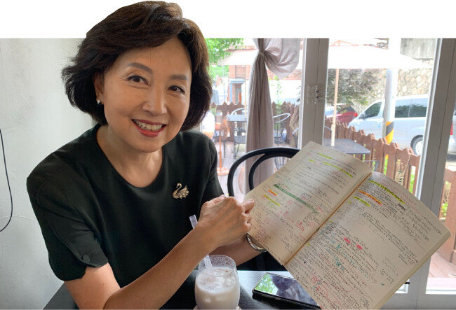 신은경 권사가 성경을 가르치는 전문 강사 자격증을 취득하기 위해 공부한 교재를 펼쳐 보이고 있다. [구자홍 기자]