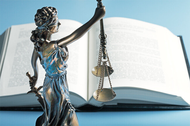정의의 여신, 유스티티아(Justitia)는 왼손에는 칼을, 오른손에 저울을 들고 있다. 서양에서 유스티티아는 칼을 휘두르는 존재로 여겨진다. [GettyImage]