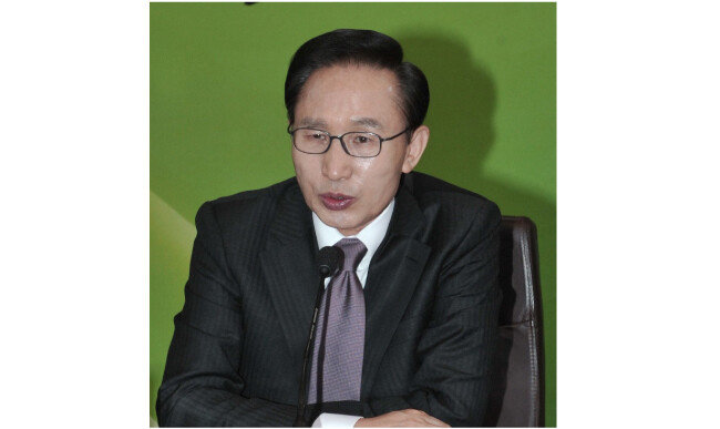  2011년 2월 17일 청와대에서 열린 제1차 공정사회추진회의에서 이명박 당시 대통령이 개회 발언을 하고 있다. [청와대 사진기자단]