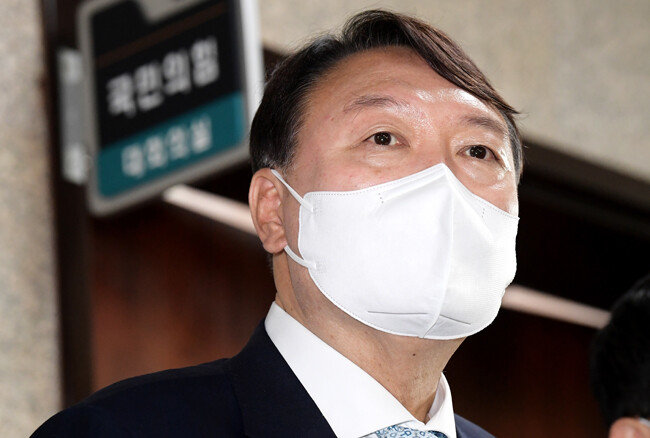 국민의힘 대선 예비후보인 윤석열 전 검찰총장이 8월 2일 서울 여의도 국회에서 이준석 국민의힘 대표와 김기현 원내대표 및 최고위원들을 예방한 후 취재진의 질문에 답하고 있다. [안철민 동아일보 기자]