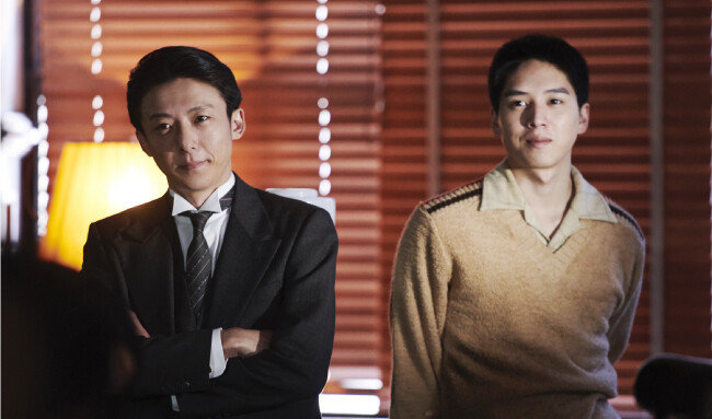무역상 유사쿠(다카하시 잇세이 분·왼쪽)와 헌병 분대장 타이지(히가시데 마사히로 분). [(주)엠엔엠인터내셔널 제공]