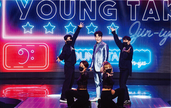 영탁이 2020년 12월 30일 서울 마포구 상암 MBC에서 진행된 ‘2020 MBC 연기대상’에 참석해 ‘찐이야’를 열창하고 있다. [MBC 제공]