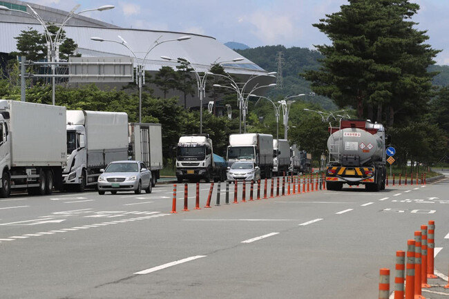 최근에는 화물차주와 거래처가 결탁해 실제 주유하지 않거나 주유량보다 부풀린 금액을 화물차 유가보조금 카드로 결제한 뒤 차액을 되돌려 받는 ‘카드깡’ 수법으로 유가보조금을 빼돌리는 사례도 늘고 있다. 사진은 기사 내용과 관련 없음. [뉴스1]